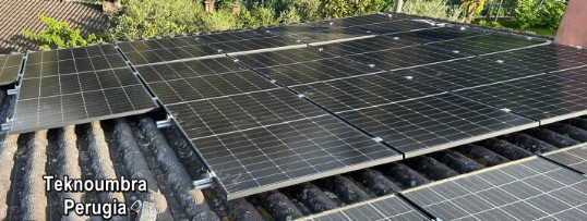impianto fotovoltaico a tetto sopra le tegole